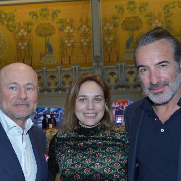 Georges Kern (Pdg Breitling), jean Dujardin et sa femme Nathalie Péchalat (nouvelle présidente de l'association "Premiers de Cordée") - Dîner de charité Breitling à la Samaritaine pour l'association "Premiers de Cordée" à Paris le 4 avril 2024.