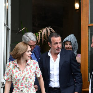 Nathalie Péchalat et Jean Dujardin - Mariage de Claude Lelouch à la mairie du 18ème à Paris. Le 17 juin 2023