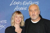 Look rock pour Ludivine Sagnier, Gilles Lellouche toujours décoloré : le duo pose avec un écrivain star !