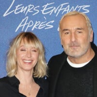 Look rock pour Ludivine Sagnier, Gilles Lellouche toujours décoloré : le duo pose avec un écrivain star !