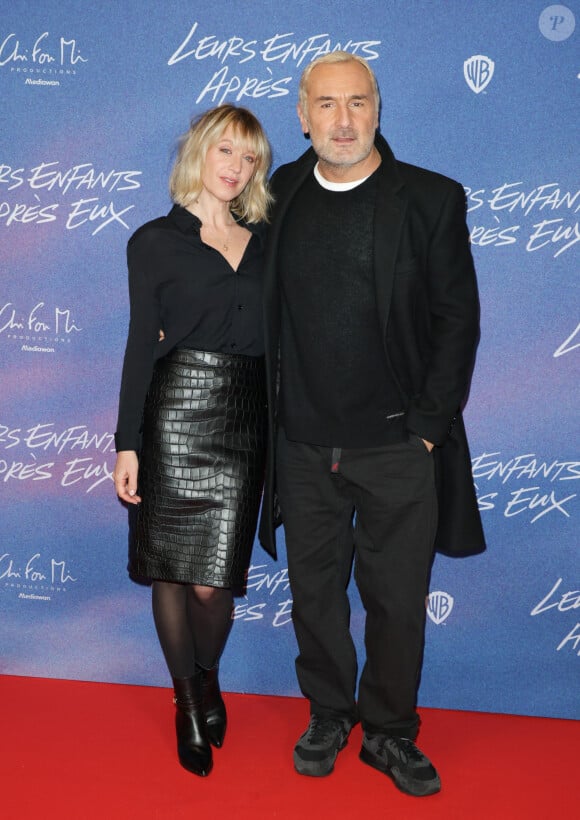 Les deux comédiens qui y jouent un couple se sont affichés assortis, tout de noir vêtus. 
Ludivine Sagnier et Gilles Lellouche - Avant-première du film "Leurs enfants après eux" au cinéma Mk2 Bibliothèque à Paris le 21 novembre 2024. © Coadic Guirec/Bestimage