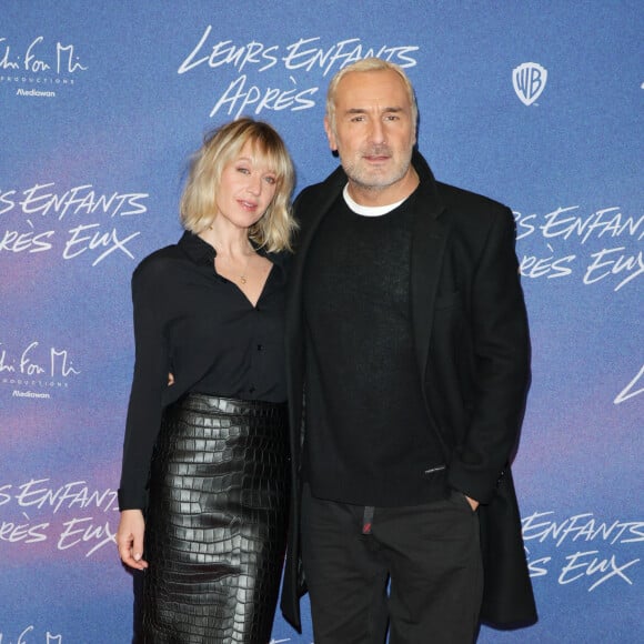 Les deux comédiens qui y jouent un couple se sont affichés assortis, tout de noir vêtus. 
Ludivine Sagnier et Gilles Lellouche - Avant-première du film "Leurs enfants après eux" au cinéma Mk2 Bibliothèque à Paris le 21 novembre 2024. © Coadic Guirec/Bestimage