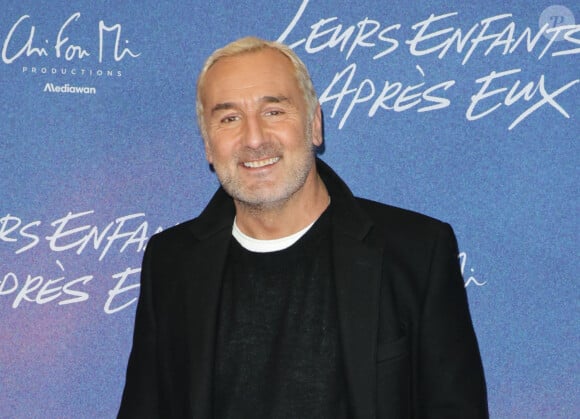 Gilles Lellouche arborait toujours sa teinture blonde, pour les besoins du prochain film de Cédric Jimenez. 
Gilles Lellouche - Avant-première du film "Leurs enfants après eux" au cinéma Mk2 Bibliothèque à Paris le 21 novembre 2024. © Coadic Guirec/Bestimage