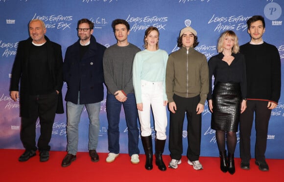 Les acteurs du long-métrage qui sortira le 4 décembre prochain et qui ont joué aux côtés de Ludivine Sagnier et Gilles Lellouche ont, eux aussi, posé fièrement pour les photographes. Une belle soirée de passée ! 
Gilles Lellouche, Nicolas Mathieu, Zoran Boukherma, Christine Gautier, Louis Memmi, Ludivine Sagnier et Ludovic Boukherma - Avant-première du film "Leurs enfants après eux" au cinéma Mk2 Bibliothèque à Paris le 21 novembre 2024. © Coadic Guirec/Bestimage