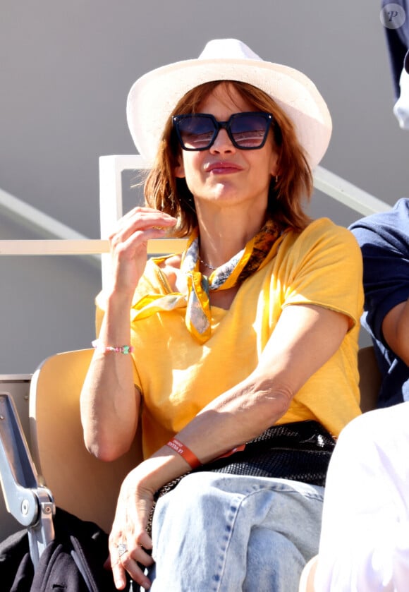 Sophie Marceau - Célébrités dans les tribunes de la finale homme des Internationaux de France de tennis de Roland Garros 2024 à Paris le 9 juin 2024. © Jacovides-Moreau/Bestimage