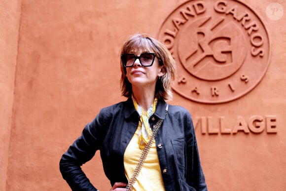 Sophie Marceau - Célébrités au village lors des Internationaux de France de tennis de Roland Garros 2024 à Paris le 9 juin 2024.