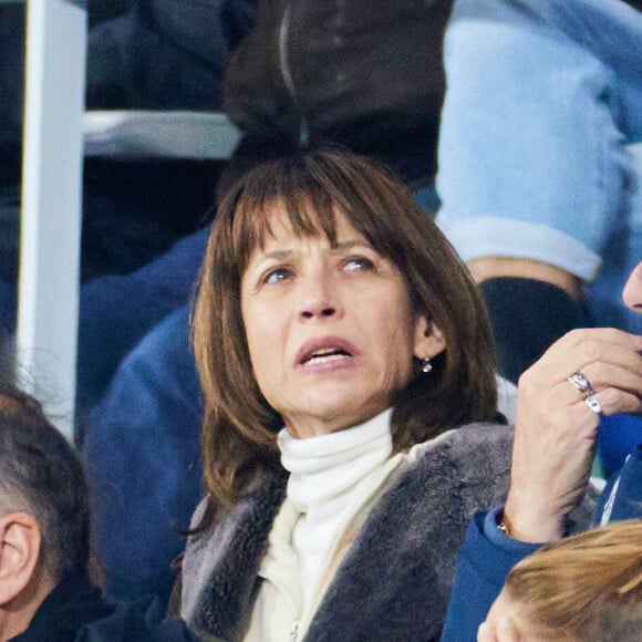 Sophie Marceau - People des les tribunes de la coupe du Monde de Rugby France 2023 - Match de quart de finale "France-Afrique du Sud (28-29)" au Stade de France à Saint-Denis 15 octobre 2023. © Moreau-Jacovides/Bestimage