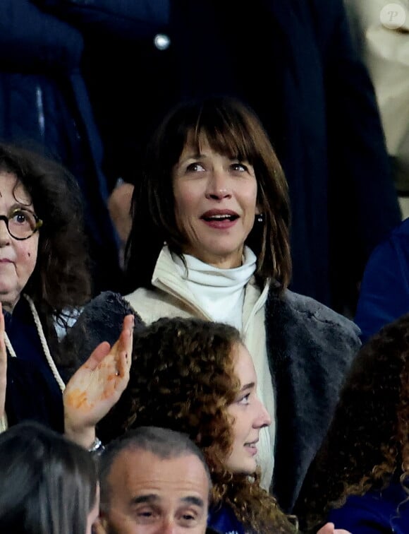 Un anniversaire en toute simplicité, de quoi remplir son coeur de femme et de maman !
Sophie Marceau - People des les tribunes de la coupe du Monde de Rugby France 2023 - Match de quart de finale "France-Afrique du Sud (28-29)" au Stade de France à Saint-Denis 15 octobre 2023. © Moreau-Jacovides/Bestimage