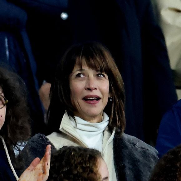 Un anniversaire en toute simplicité, de quoi remplir son coeur de femme et de maman !
Sophie Marceau - People des les tribunes de la coupe du Monde de Rugby France 2023 - Match de quart de finale "France-Afrique du Sud (28-29)" au Stade de France à Saint-Denis 15 octobre 2023. © Moreau-Jacovides/Bestimage