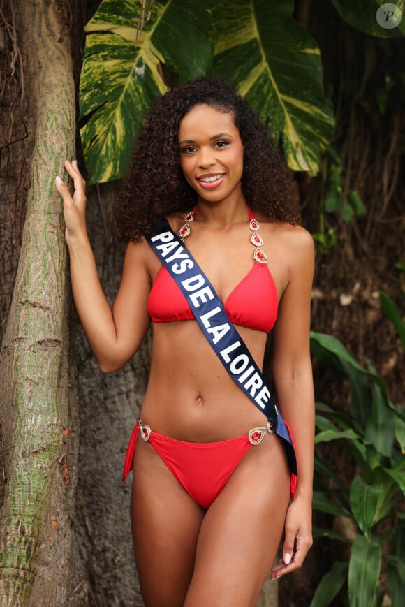 Mélissa Atta Bessiom, Miss Pays de la Loire, en maillot de bain, candidate pour l'élection de Miss France 2025.