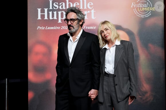 Depuis 2018, Emmanuelle Béart est mariée à Frédéric Chaudier
 
Emmanuelle Beart et son compagnon Frédéric Chaudier au photocall de la cérémonie de remise du prix lumière de la 16ème édition du Festival Lumière à l'Amphithéâtre - Centre de Congrès à Lyon, France, le 18 octobre 2024. © Dominique Jacovides/Bestimage