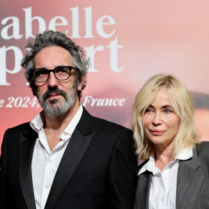 Emmanuelle Beart et son compagnon Frédéric Chaudier au photocall de la cérémonie de remise du prix lumière de la 16ème édition du Festival Lumière à l'Amphithéâtre - Centre de Congrès à Lyon, France, le 18 octobre 2024. © Dominique Jacovides/Bestimage