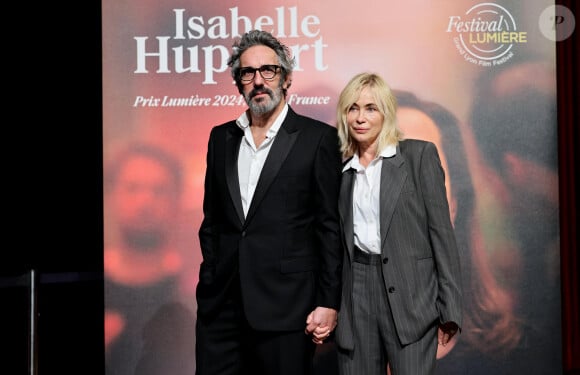 Emmanuelle Beart et son compagnon Frédéric Chaudier au photocall de la cérémonie de remise du prix lumière de la 16ème édition du Festival Lumière à l'Amphithéâtre - Centre de Congrès à Lyon, France, le 18 octobre 2024. © Dominique Jacovides/Bestimage