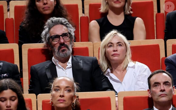 Emmanuelle Beart et son compagnon Frédéric Chaudier pendant la cérémonie de remise du prix lumière à I.Huppert lors de la 16ème édition du Festival Lumière à l'Amphithéâtre - Centre de Congrès à Lyon, France, le 18 octobre 2024. © Dominique Jacovides/Bestimage