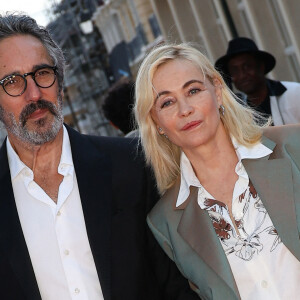 "C'est magique pour moi de se brosser les dents côte à côte, ça ne me fait pas peur du tout", résume Emmanuelle Béart
 
Frédéric Chaudier et Emmanuelle Béart au tapis rouge du 38ème festival du film de Cabourg, France, le 14 juin 2024. Les Journées romantiques du 38ème Festival du film de Cabourg (Calvados) auront lieu du 12 au 16 juin. © Coadic Guirec/Bestimage