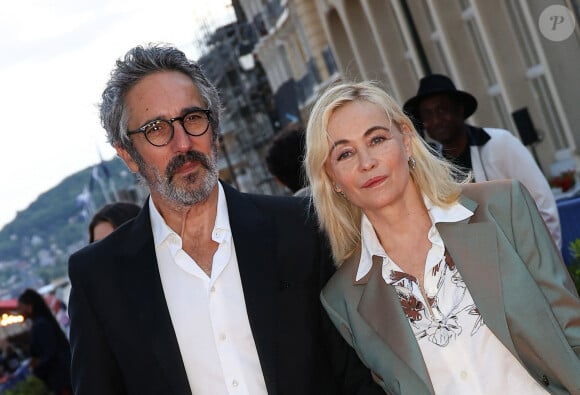 "C'est magique pour moi de se brosser les dents côte à côte, ça ne me fait pas peur du tout", résume Emmanuelle Béart
 
Frédéric Chaudier et Emmanuelle Béart au tapis rouge du 38ème festival du film de Cabourg, France, le 14 juin 2024. Les Journées romantiques du 38ème Festival du film de Cabourg (Calvados) auront lieu du 12 au 16 juin. © Coadic Guirec/Bestimage