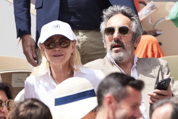 Emmanuelle Béart et son compagnon Frédéric Chaudier - Célébrités dans les tribunes de la finale homme des Internationaux de France de tennis de Roland Garros 2024 à Paris le 9 juin 2024. © Jacovides-Moreau/Bestimage