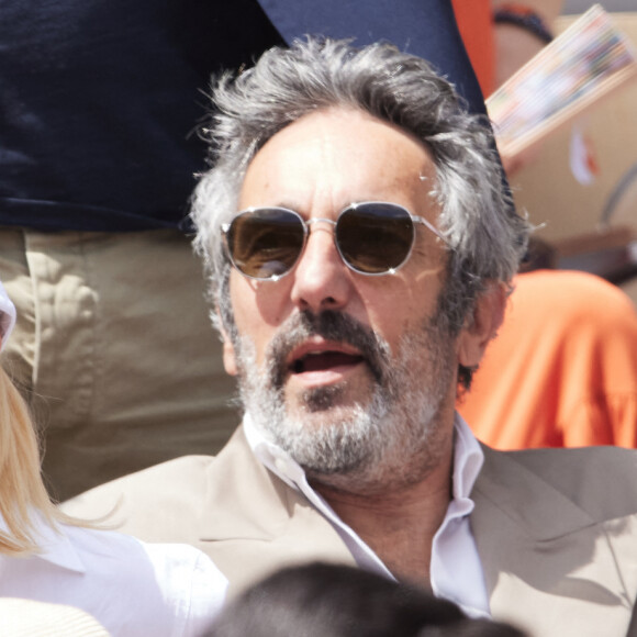 Emmanuelle Béart et son compagnon Frédéric Chaudier - Célébrités dans les tribunes de la finale homme des Internationaux de France de tennis de Roland Garros 2024 à Paris le 9 juin 2024. © Jacovides-Moreau/Bestimage