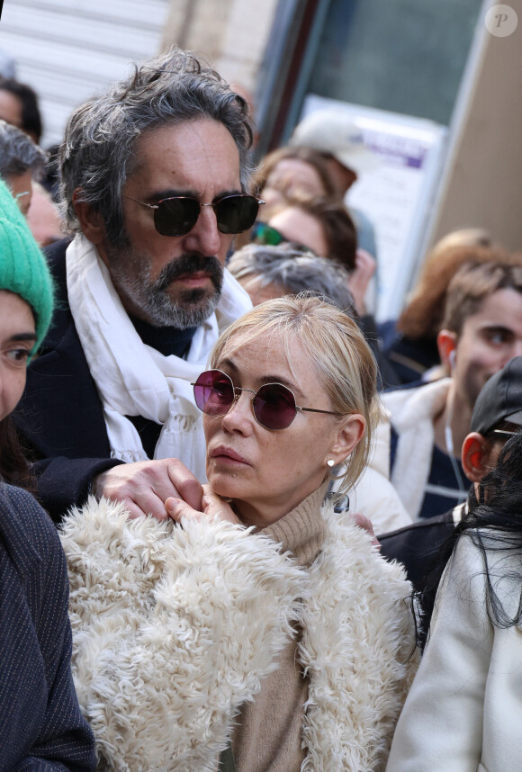 Emmanuelle Béart et son mari Frederic Chaudier - Les célébrités participent à la marche silencieuse pour la paix au Proche-Orient, entre l'Institut du monde arabe et le musée d'art et d'histoire du judaïsme à Paris, le 19 novembre 2023. A l'appel d'un collectif de 600 personnalités du monde de la culture, plusieurs milliers de personnes ont rejoint le cortège. © Denis Guignebourg / Bestimage