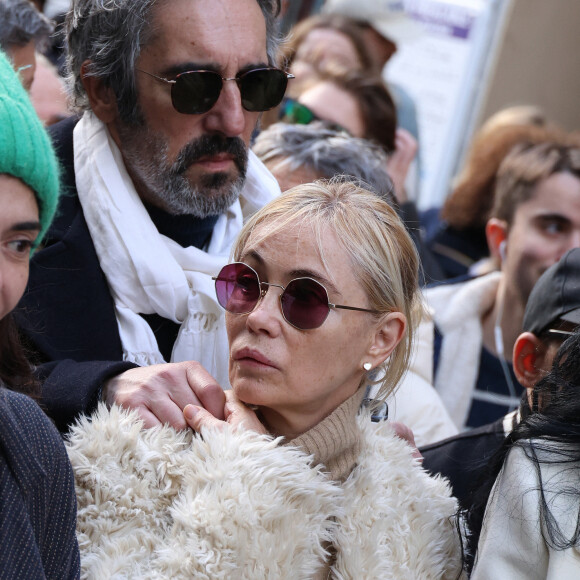 Emmanuelle Béart et son mari Frederic Chaudier - Les célébrités participent à la marche silencieuse pour la paix au Proche-Orient, entre l'Institut du monde arabe et le musée d'art et d'histoire du judaïsme à Paris, le 19 novembre 2023. A l'appel d'un collectif de 600 personnalités du monde de la culture, plusieurs milliers de personnes ont rejoint le cortège. © Denis Guignebourg / Bestimage