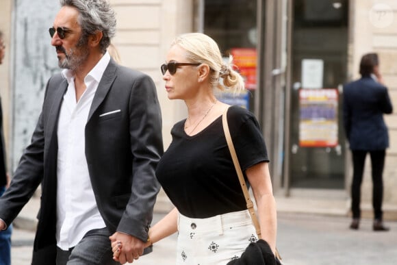 Emmanuelle Béart et son mari Frédéric Chaudier - Arrivées des célébrités aux obsèques de Jane Birkin en l'église Saint-Roch à Paris. Le 24 juillet 2023 © Jacovides-KD Niko / Bestimage