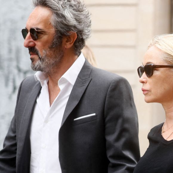 Emmanuelle Béart et son mari Frédéric Chaudier - Arrivées des célébrités aux obsèques de Jane Birkin en l'église Saint-Roch à Paris. Le 24 juillet 2023 © Jacovides-KD Niko / Bestimage