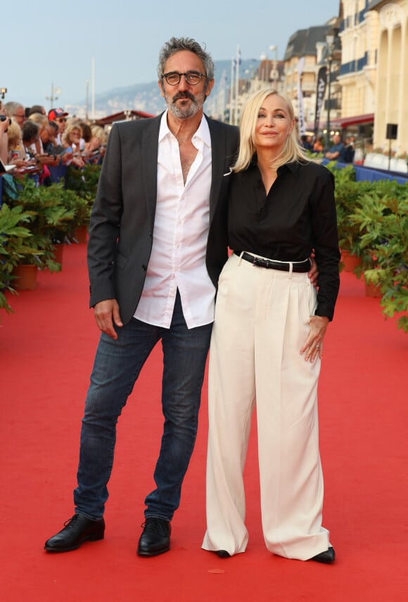 "C'est bon d'avancer en âge auprès de quelqu'un. J'adore le quotidien dans notre couple", ajoute l'actrice 
 
Frédéric Chaudier et Emmanuelle Béart sur le tapis rouge de la cérémonie de clôture du 37ème festival du film de Cabourg (37ème journées romantiques du 14 au 18 juin 2023), à Cabourg, France, le 17 juin 2023. © Coadic Guirec/Bestimage