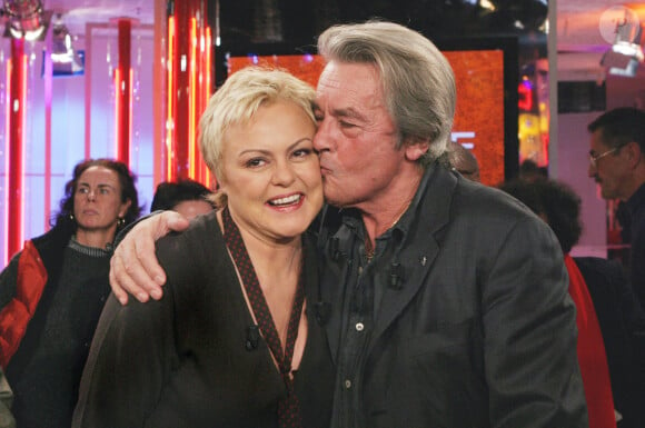 L'humoriste française Muriel Robin et l'acteur Alain Delon lors de l'enregistrement de l'émission de Michel Drucker 'Vivement Dimanche' (Spécial Muriel Robin) au Studio Gabriel à Paris, France, le 15 décembre 2004. L'émission sera diffusée sur France 2 le 19 décembre prochain. Photo de Jean-Jacques Datchary/ABACA.