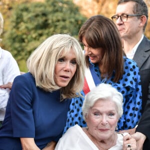 Dany Boon, Muriel Robin, Maire du 8ème arrondissement de Paris Jeanne d'Hauteserre (G) regarde avec la Première Dame française Brigitte Macron (2L), et la chanteuse et actrice française Line Renaud (3L-down), lors de l'inauguration du "Jardin des Ambassadeurs-Line Renaud" à Paris, France, le 2 octobre 2023. Photo par Firas Abdullah/ABACAPRESS.COM