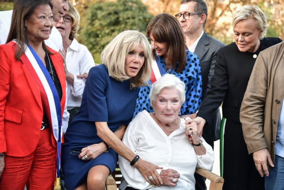 Dany Boon, Muriel Robin, Maire du 8ème arrondissement de Paris Jeanne d'Hauteserre (G) regarde avec la Première Dame française Brigitte Macron (2L), et la chanteuse et actrice française Line Renaud (3L-down), lors de l'inauguration du "Jardin des Ambassadeurs-Line Renaud" à Paris, France, le 2 octobre 2023. Photo par Firas Abdullah/ABACAPRESS.COM