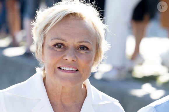 Muriel Robin assiste au photocall Les yeux grands fermés lors du 25e Festival de la fiction de La Rochelle, le 14 septembre 2023 à La Rochelle, France. Photo par David Niviere/ABACAPRESS.COM