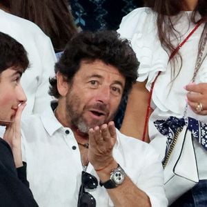 Patrick Bruel et son fils Léon - Les célébrités en tribunes pendant la finale de basketball opposant les Etats-Unis à la France (98-87) lors des Jeux Olympiques de Paris 2024 (JO) à l'Arena Bercy, à Paris, France, le 10 août 2024. © Jacovides-Perusseau/Bestimage 