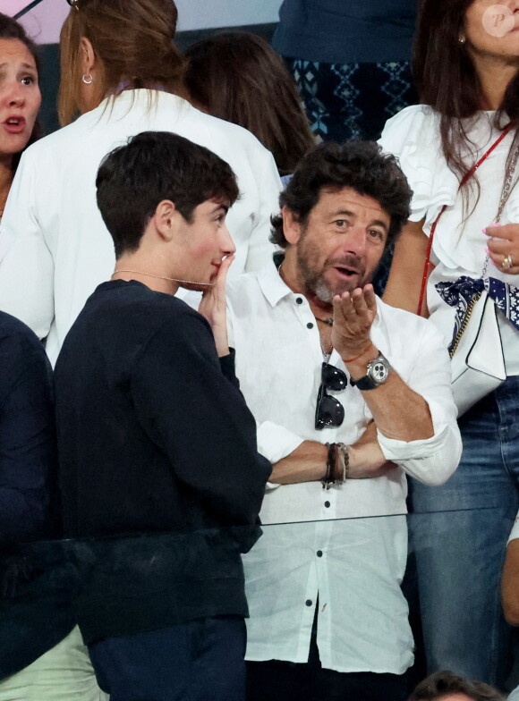 Patrick Bruel et son fils Léon - Les célébrités en tribunes pendant la finale de basketball opposant les Etats-Unis à la France (98-87) lors des Jeux Olympiques de Paris 2024 (JO) à l'Arena Bercy, à Paris, France, le 10 août 2024. © Jacovides-Perusseau/Bestimage 