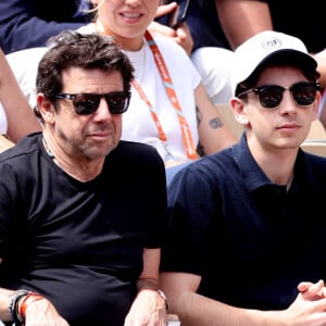 Le chanteur est le père de deux fils baptisés Oscar et Léon
Patrick Bruel et ses fils Léon et Oscar dans les tribunes des Internationaux de France de tennis de Roland Garros 2024 à Paris, France, le 4 juin 2024. © Jacovides-Moreau/Bestimage 