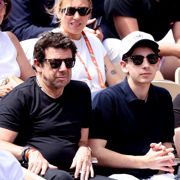 Le chanteur est le père de deux fils baptisés Oscar et Léon
Patrick Bruel et ses fils Léon et Oscar dans les tribunes des Internationaux de France de tennis de Roland Garros 2024 à Paris, France, le 4 juin 2024. © Jacovides-Moreau/Bestimage 