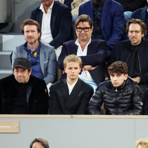 Son fils cadet lui a réservé une belle surprise samedi 23 novembre 2024 sur RTL
Ophélie Meunier et son mari Mathieu Vergne, Patrick Bruel et ses fils Léon et Oscar, Clémence Cherier dans les tribunes des Internationaux de France de tennis de Roland Garros 2024 à Paris, France, le 2 juin 2024. © Jacovides-Moreau/Bestimage 