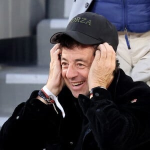 Patrick Bruel dans les tribunes des Internationaux de France de tennis de Roland Garros 2024 à Paris, France, le 2 juin 2024. © Jacovides-Moreau/Bestimage