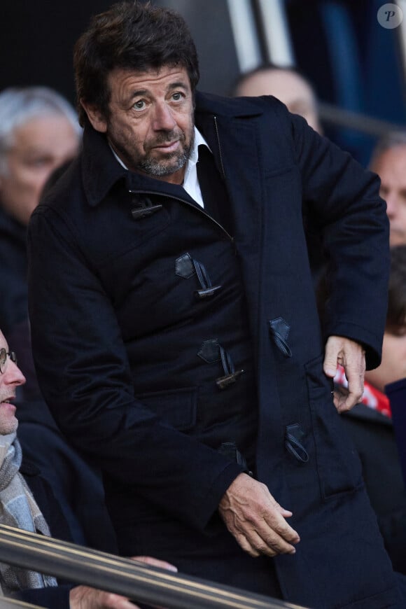 Patrick Bruel - Célébrités dans les tribunes du match de Ligue 1 Uber Eats "PSG-Lyon" (4-1) au Parc des Princes à Paris le 21 avril 2024. © Cyril Moreau/Bestimage