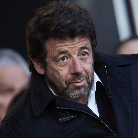 Patrick Bruel - Célébrités dans les tribunes du match de Ligue 1 Uber Eats "PSG-Lyon" (4-1) au Parc des Princes à Paris le 21 avril 2024. © Cyril Moreau/Bestimage