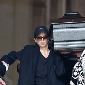 Maïwenn porte le cercueil de Jean-Yves Le Fur sous les applaudissements - Sortie des obsèques de Jean-Yves Le Fur en l'église Saint-Roch à Paris, le 6 avril 2024. © Jacovides / Moreau / Bestimage