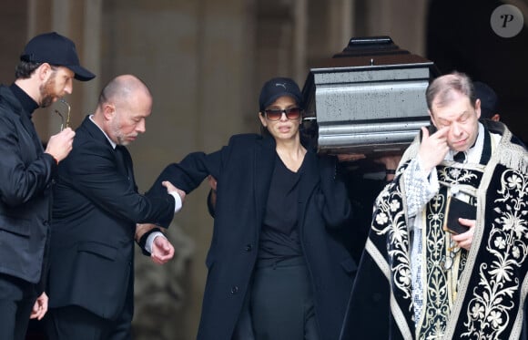 Maïwenn porte le cercueil de Jean-Yves Le Fur sous les applaudissements - Sortie des obsèques de Jean-Yves Le Fur en l'église Saint-Roch à Paris, le 6 avril 2024. © Jacovides / Moreau / Bestimage