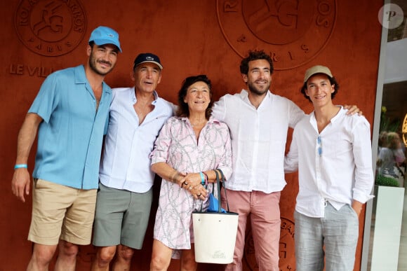 Valentin Kretz a tenu à y répondre dans les colonnes du magazine Télé Star
La famille Kretz (série L'Agence sur TMC et Netflix) - Célébrités au Village lors des Internationaux de France de tennis de Roland Garros 2023 à Paris le 10 juin 2023. © Jacovides-Moreau/Bestimage 