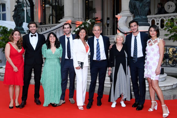 La famille Kretz : "L'Agence" sur TMC : Olivier Kretz, Sandrine Kretz, Louis Kretz, guest, Martin Kretz et sa femme Eve von Romberg, Majo (la grand-mère), Valentin Kretz et sa femme Charina Sarte - Soirée de gala des 50 ans de la Fondation Claude Pompidou à l'Hôtel Marcel Dassault à Paris le 12 avril 2022. Rachid Bellak / LMS / Bestimage 