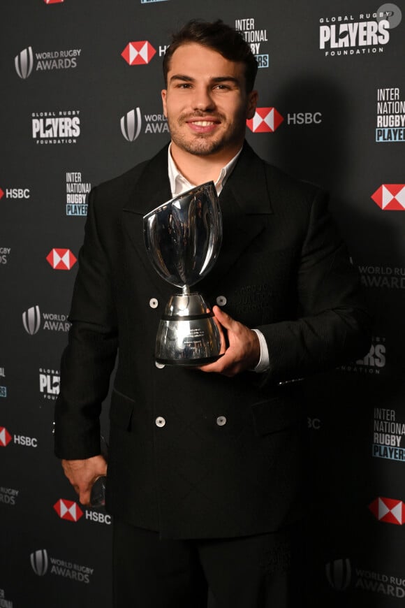 Antoine Dupont durant la cérémonie des World Rugby Awards 2024 à la salle des Etoiles à Monaco, le 24 novembre 2024. Le palmares : Joueur World Rugby de l'Année : Pieter-Steph du Toit (Afrique du Sud) Joueuse World Rugby de l'Année : Ellie Kildunne (Angleterre) Joueur de Rugby à 7 de l'Année en partenariat avec HSBC : Antoine Dupont (France) Joueuse de Rugby à 7 de l'Année en partenariat avec HSBC : Maddison Levi (Australie) Révélation masculine World Rugby de l'Année : Wallace Sititi (Nouvelle-Zélande) Révélation féminine World Rugby de l'Année : Erin King (Irlande) Entraîneur World Rugby de l'Année : Jérôme Daret (France) 14 trophées prestigieux ont récompensé les meilleurs talents mondiaux. © Bruno Bebert/Bestimage 