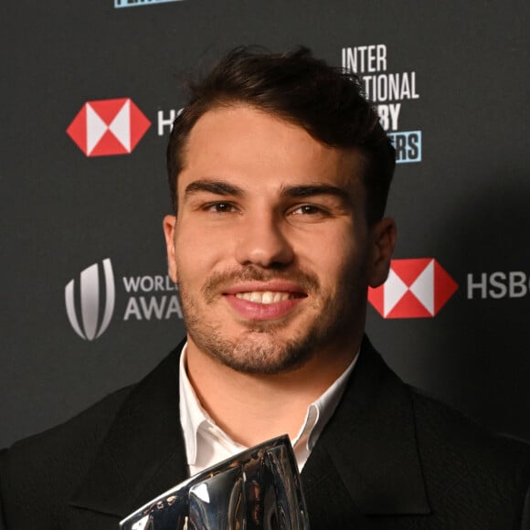 Antoine Dupont durant la cérémonie des World Rugby Awards 2024 à la salle des Etoiles à Monaco, le 24 novembre 2024. Le palmares : Joueur World Rugby de l'Année : Pieter-Steph du Toit (Afrique du Sud) Joueuse World Rugby de l'Année : Ellie Kildunne (Angleterre) Joueur de Rugby à 7 de l'Année en partenariat avec HSBC : Antoine Dupont (France) Joueuse de Rugby à 7 de l'Année en partenariat avec HSBC : Maddison Levi (Australie) Révélation masculine World Rugby de l'Année : Wallace Sititi (Nouvelle-Zélande) Révélation féminine World Rugby de l'Année : Erin King (Irlande) Entraîneur World Rugby de l'Année : Jérôme Daret (France) 14 trophées prestigieux ont récompensé les meilleurs talents mondiaux. © Bruno Bebert/Bestimage 