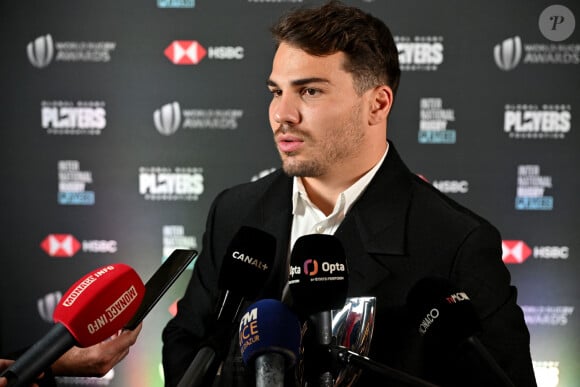 Antoine Dupont durant la cérémonie des World Rugby Awards 2024 à la salle des Etoiles à Monaco, le 24 novembre 2024. Le palmares : Joueur World Rugby de l'Année : Pieter-Steph du Toit (Afrique du Sud) Joueuse World Rugby de l'Année : Ellie Kildunne (Angleterre) Joueur de Rugby à 7 de l'Année en partenariat avec HSBC : Antoine Dupont (France) Joueuse de Rugby à 7 de l'Année en partenariat avec HSBC : Maddison Levi (Australie) Révélation masculine World Rugby de l'Année : Wallace Sititi (Nouvelle-Zélande) Révélation féminine World Rugby de l'Année : Erin King (Irlande) Entraîneur World Rugby de l'Année : Jérôme Daret (France) 14 trophées prestigieux ont récompensé les meilleurs talents mondiaux. © Bruno Bebert/Bestimage 