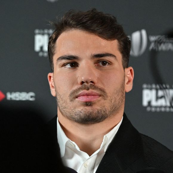 Antoine Dupont durant la cérémonie des World Rugby Awards 2024 à la salle des Etoiles à Monaco, le 24 novembre 2024. Le palmares : Joueur World Rugby de l'Année : Pieter-Steph du Toit (Afrique du Sud) Joueuse World Rugby de l'Année : Ellie Kildunne (Angleterre) Joueur de Rugby à 7 de l'Année en partenariat avec HSBC : Antoine Dupont (France) Joueuse de Rugby à 7 de l'Année en partenariat avec HSBC : Maddison Levi (Australie) Révélation masculine World Rugby de l'Année : Wallace Sititi (Nouvelle-Zélande) Révélation féminine World Rugby de l'Année : Erin King (Irlande) Entraîneur World Rugby de l'Année : Jérôme Daret (France) 14 trophées prestigieux ont récompensé les meilleurs talents mondiaux. © Bruno Bebert/Bestimage 