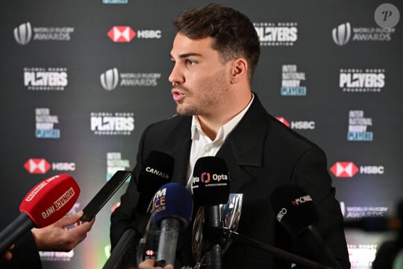 Antoine Dupont durant la cérémonie des World Rugby Awards 2024 à la salle des Etoiles à Monaco, le 24 novembre 2024. Le palmares : Joueur World Rugby de l'Année : Pieter-Steph du Toit (Afrique du Sud) Joueuse World Rugby de l'Année : Ellie Kildunne (Angleterre) Joueur de Rugby à 7 de l'Année en partenariat avec HSBC : Antoine Dupont (France) Joueuse de Rugby à 7 de l'Année en partenariat avec HSBC : Maddison Levi (Australie) Révélation masculine World Rugby de l'Année : Wallace Sititi (Nouvelle-Zélande) Révélation féminine World Rugby de l'Année : Erin King (Irlande) Entraîneur World Rugby de l'Année : Jérôme Daret (France) 14 trophées prestigieux ont récompensé les meilleurs talents mondiaux. © Bruno Bebert/Bestimage 