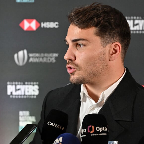 Antoine Dupont durant la cérémonie des World Rugby Awards 2024 à la salle des Etoiles à Monaco, le 24 novembre 2024. Le palmares : Joueur World Rugby de l'Année : Pieter-Steph du Toit (Afrique du Sud) Joueuse World Rugby de l'Année : Ellie Kildunne (Angleterre) Joueur de Rugby à 7 de l'Année en partenariat avec HSBC : Antoine Dupont (France) Joueuse de Rugby à 7 de l'Année en partenariat avec HSBC : Maddison Levi (Australie) Révélation masculine World Rugby de l'Année : Wallace Sititi (Nouvelle-Zélande) Révélation féminine World Rugby de l'Année : Erin King (Irlande) Entraîneur World Rugby de l'Année : Jérôme Daret (France) 14 trophées prestigieux ont récompensé les meilleurs talents mondiaux. © Bruno Bebert/Bestimage 