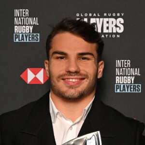 Antoine Dupont durant la cérémonie des World Rugby Awards 2024 à la salle des Etoiles à Monaco, le 24 novembre 2024. Le palmares : Joueur World Rugby de l'Année : Pieter-Steph du Toit (Afrique du Sud) Joueuse World Rugby de l'Année : Ellie Kildunne (Angleterre) Joueur de Rugby à 7 de l'Année en partenariat avec HSBC : Antoine Dupont (France) Joueuse de Rugby à 7 de l'Année en partenariat avec HSBC : Maddison Levi (Australie) Révélation masculine World Rugby de l'Année : Wallace Sititi (Nouvelle-Zélande) Révélation féminine World Rugby de l'Année : Erin King (Irlande) Entraîneur World Rugby de l'Année : Jérôme Daret (France) 14 trophées prestigieux ont récompensé les meilleurs talents mondiaux. © Bruno Bebert/Bestimage 